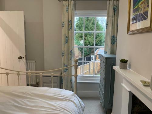 Charming Renovated Cottage In Hartley Wintney