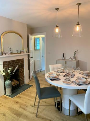Charming Renovated Cottage In Hartley Wintney