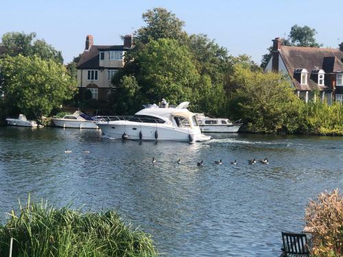 The Mirror Suite, Burway House On The River Thames