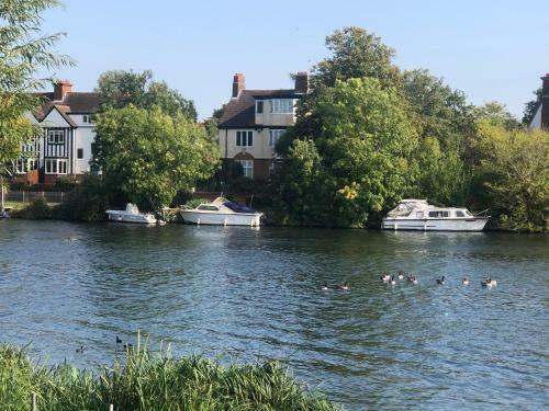 The Mirror Suite, Burway House On The River Thames
