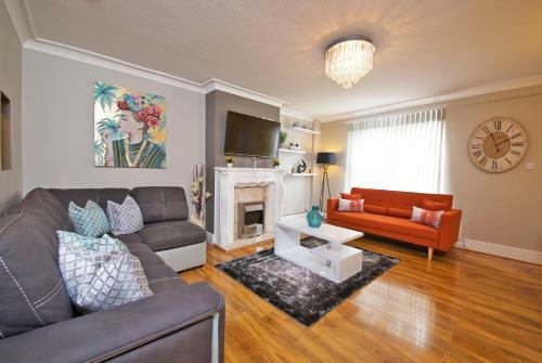 Gorgeous Manchester Home With Garden & Parking