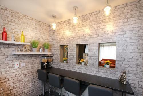 Gorgeous Manchester Home With Garden & Parking