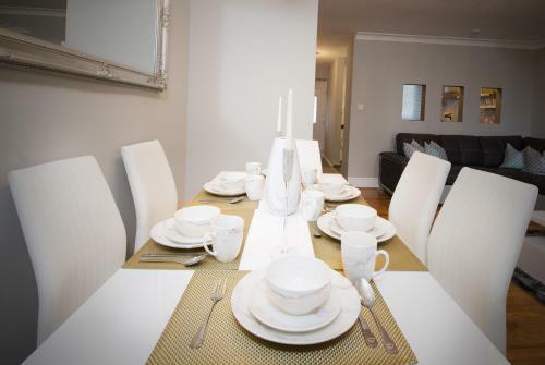 Gorgeous Manchester Home With Garden & Parking