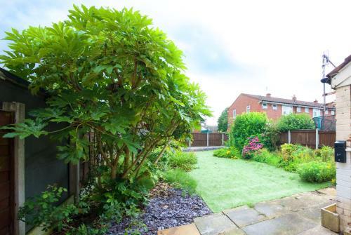 Gorgeous Manchester Home With Garden & Parking