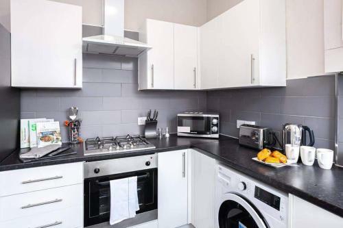Spacious Refurbished Manchester Pad -sleeps Upto 8
