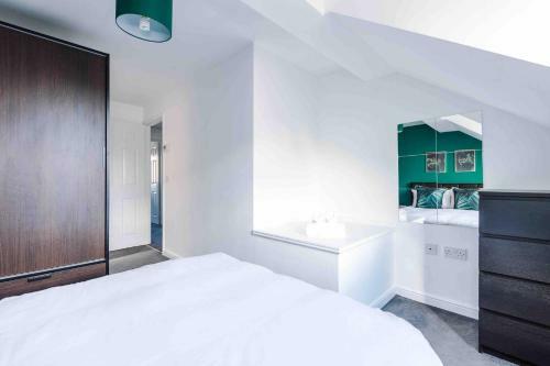 5 Bedroom House Manchester Hosted By Mcr Dens