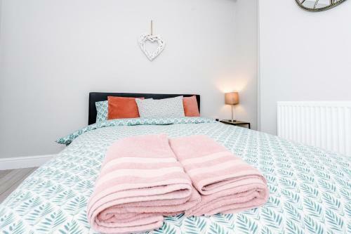 3 Bedroom House Salford Hosted By Mcr Dens