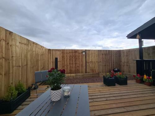 Lakeside Swallow Lodge - Private Hot Tub