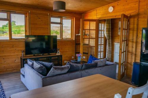 Lakeside Swallow Lodge - Private Hot Tub