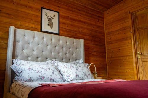 Lakeside Swallow Lodge - Private Hot Tub