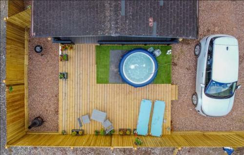 Lakeside Swallow Lodge - Private Hot Tub