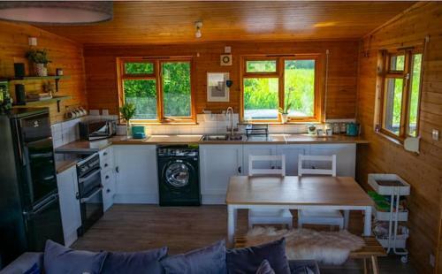 Lakeside Swallow Lodge - Private Hot Tub