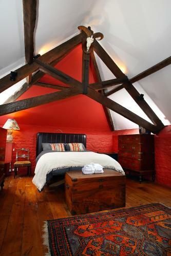 Snobs And Rebels Apartments
