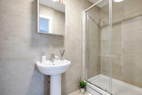 Modern & Refurbished 2/bed Apartment In Stockport
