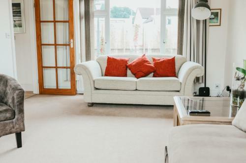Well Equipped Large Home With Hot Tub & Log Burner