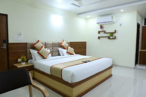 Hotel 8th Mile Suites