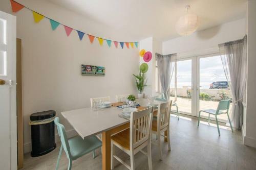 Apartamento Absolute Beachfront With Decked Garden Oasis And Views