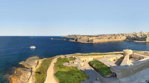 Superb Seafront Family Apartment