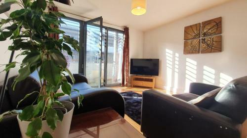 Modern Arcadian Centre Apartment 2 Bed / Balcony
