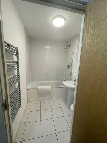 Modern City Centre 1 Bed Apartment With Gym Access By Lets Relocations