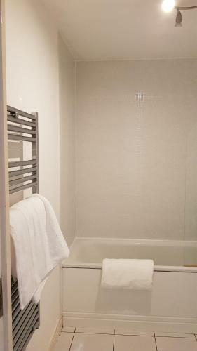Modern City Centre 1 Bed Apartment With Gym Access By Lets Relocations