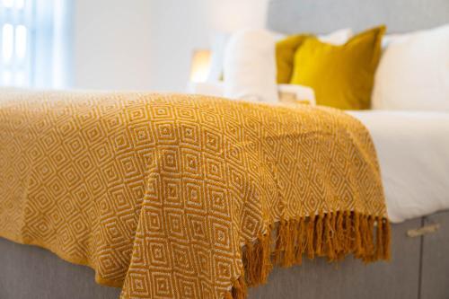 Cosy-abstract Top Floor Apartment - City Centre ?