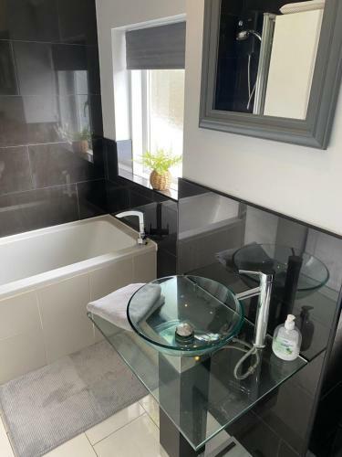 Large Home, Close To Bhx, Nec, Jlr, 4 Double Beds!