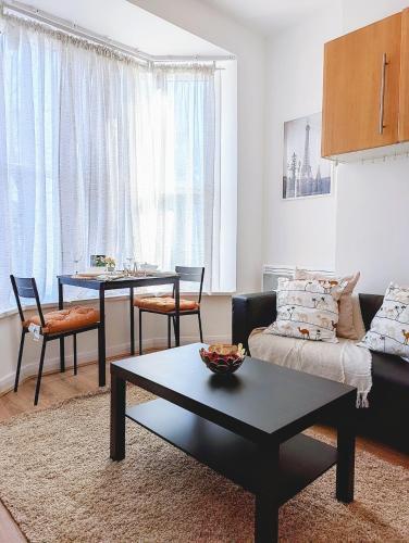 Cozy Luxury 1 Bedroom Apartment With Parking