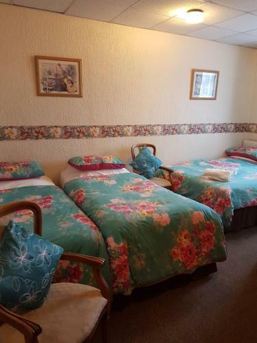 Hostal The Halifax Hotel
