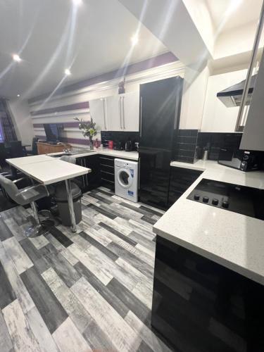 Boutique Blackpool 2 Bed Grey Apartment Sleeps 10