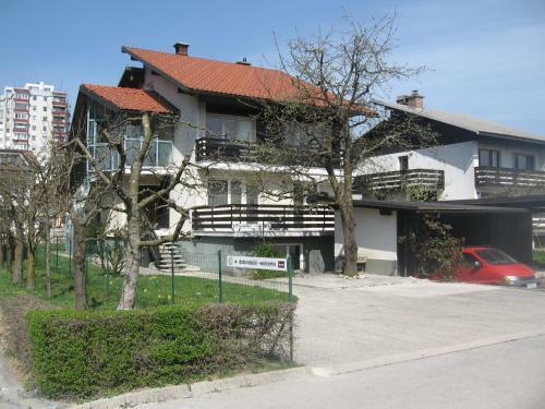 Hostal Apartments And Rooms Na Poljani