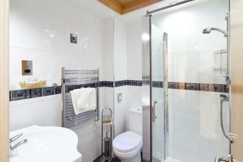 Queens Mansions: Ocean View Apartment