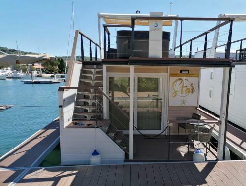 Star 3 Floating House, Marina Portoro?