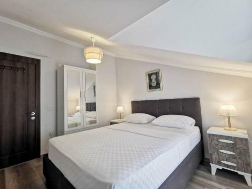 4+1 Spacious Apartment With Sea View. 5 Minutes From The Beach