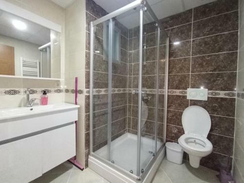 Entire Apartment. Just 2 Minutes From The Metro.