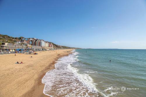Opulent 2bedroom Apartment, Bournemouth, Parking