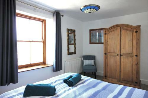 Mariners Cottage With Free Parking, Sea Views & Disney Plus