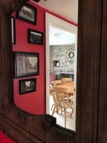 Mariners Cottage With Free Parking, Sea Views & Disney Plus