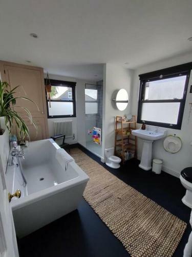 Brixham Home With Sea Views And Open Plan Living