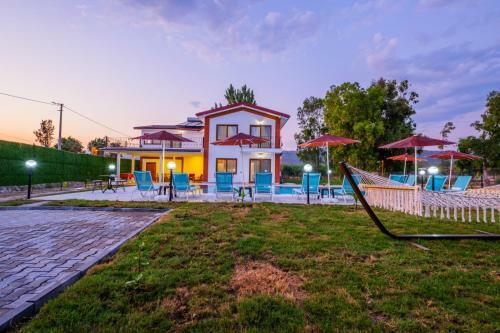Ada Villa