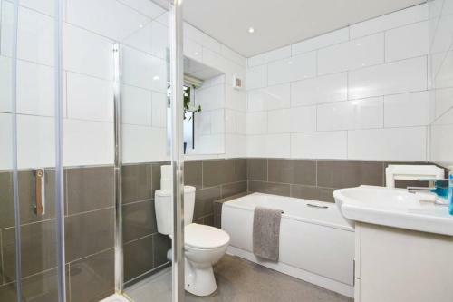 Large Bristol Apartment-sleeps 11 -parking -wifi