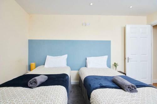 Large Bristol Apartment-sleeps 11 -parking -wifi