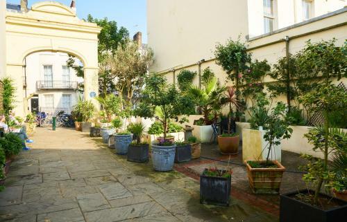 Lovely 4 Bed House 200m From The Beach