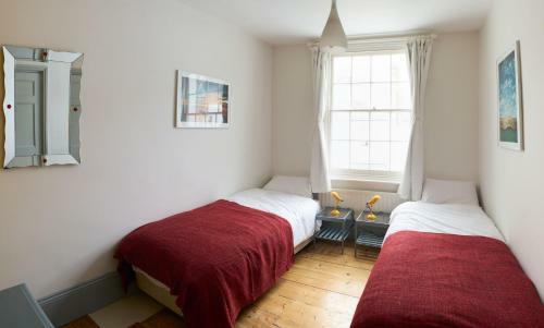 Lovely 4 Bed House 200m From The Beach