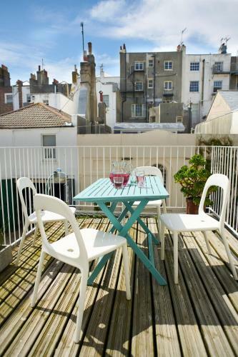 Lovely 4 Bed House 200m From The Beach