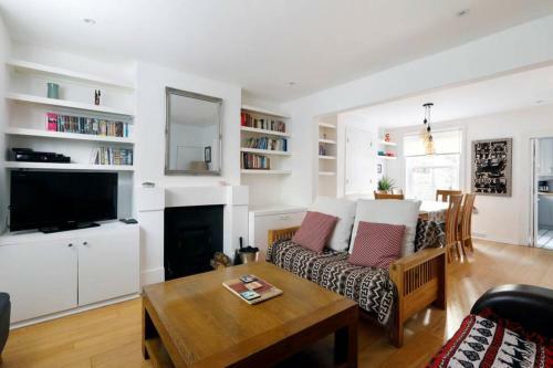 Superb 2 Bed Townhouse Next To The Level Park