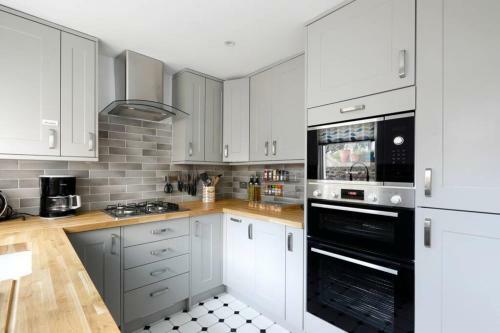 Superb 2 Bed Townhouse Next To The Level Park