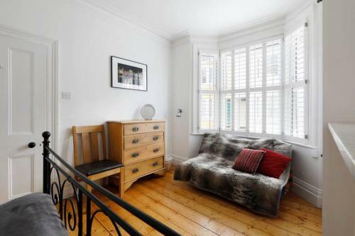 Superb 2 Bed Townhouse Next To The Level Park