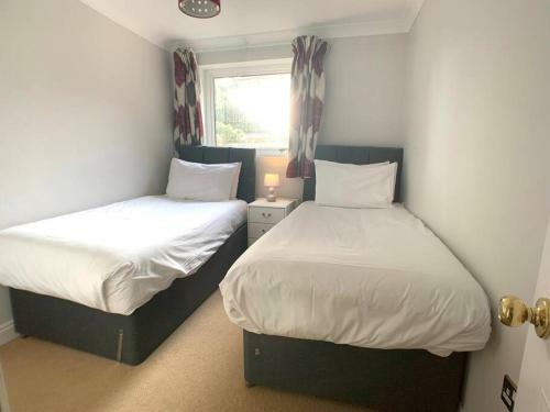 Sandbanks Apartment Wth Parking Minutes From Beach