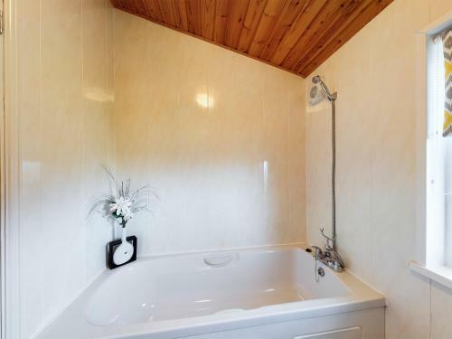 3 Bedroom Lakeview Lodge - Ensuite & Balcony Deck